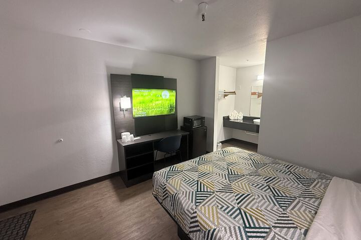 1 Queen Bed (3 of 18)