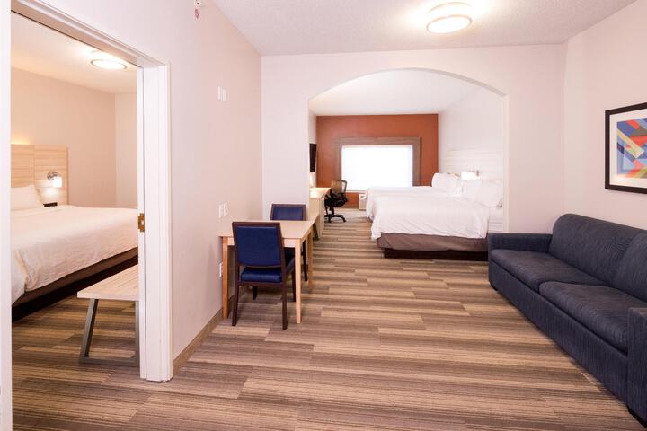 2 Queen Beds (1 of 13)