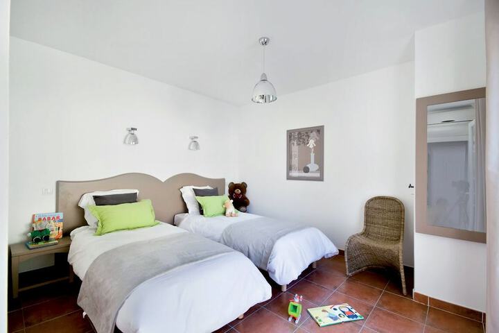 Room 4 of 14