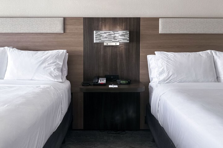Standard Room, King or Two Doubles (4 of 5)