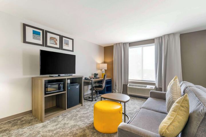 1 King Bed Suite Accessible (10 of 16)