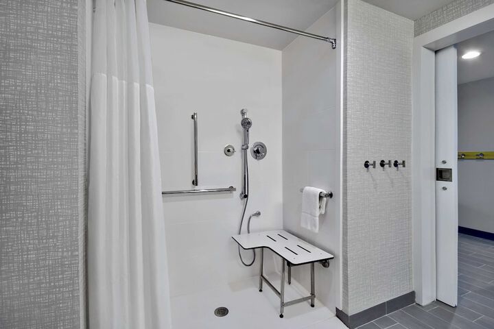 Suite King Bed Accessible (3 of 9)