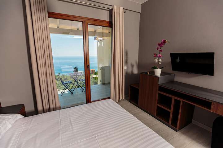Room 4 of 111