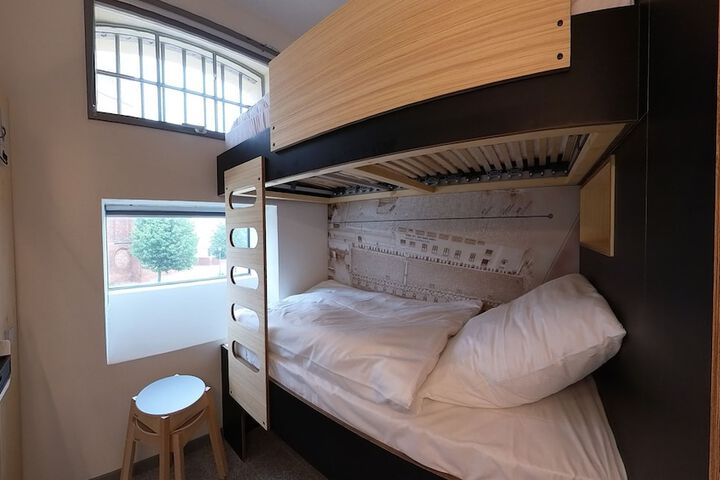 Room 11 of 93