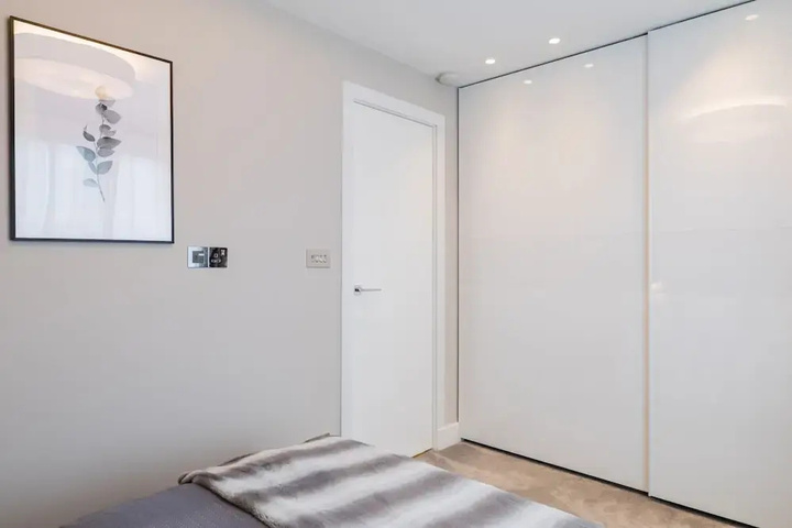Room 4 of 18