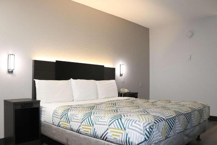 1 King Bed (4 of 10)