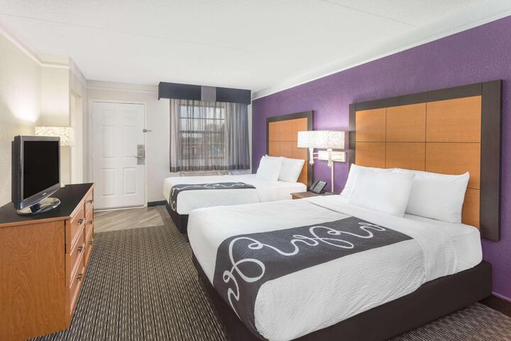 1 King Bed (2 of 7)