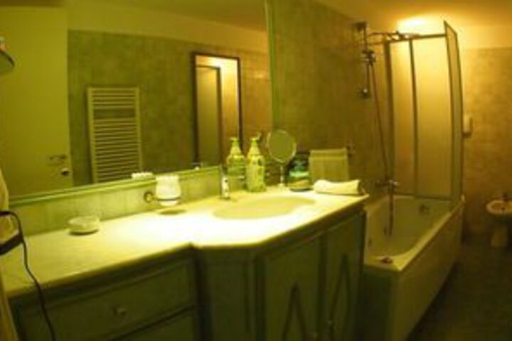 Room 4 of 25