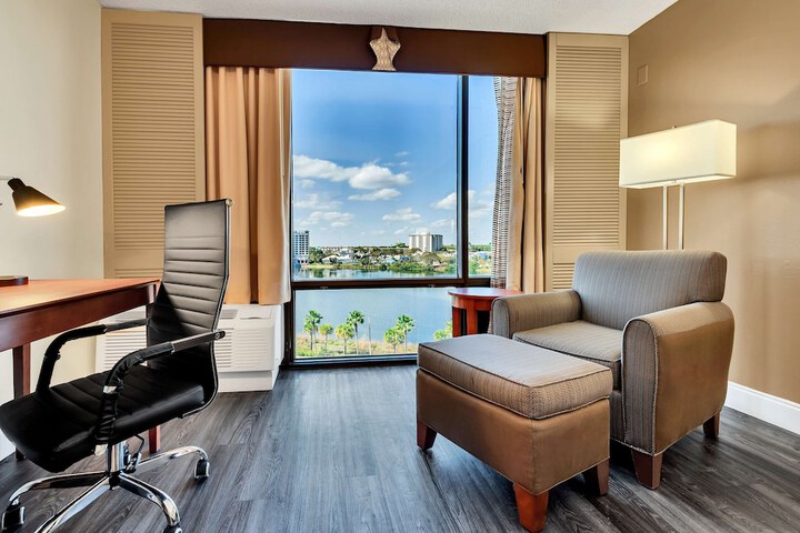 Premium Room 1 King Bed with Water View (12 of 16)