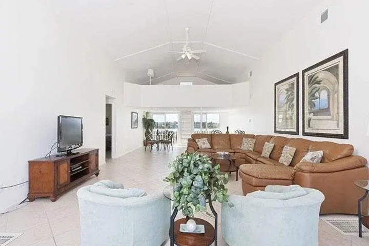 Image of Blue Ocean Breeze 5 Br home by RedAwning