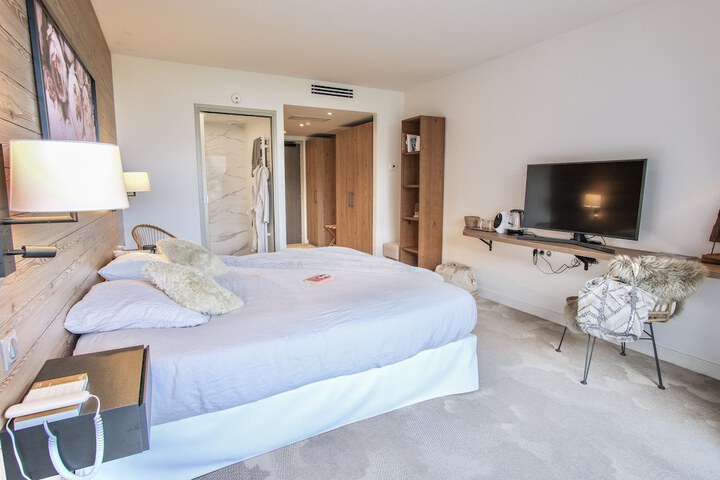 Room 5 of 18