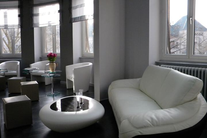 Lounge 35 of 38