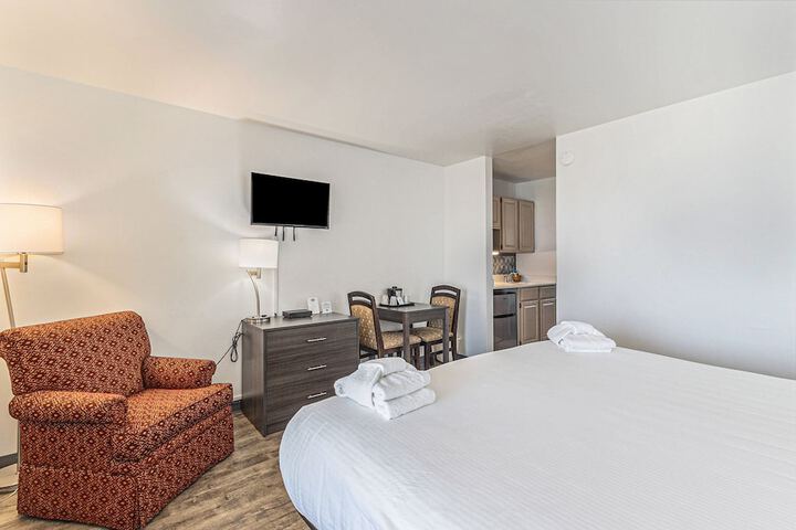 2 Bedrooms Traditional Suite King and Queen Bed Pool View Balcony (8 of 46)