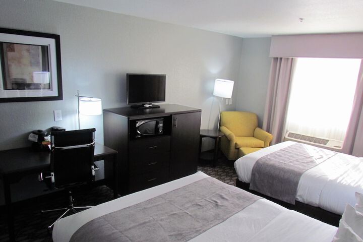 Basic 2 Queen Beds (5 of 9)