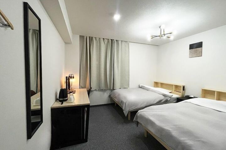 Room 12 of 33
