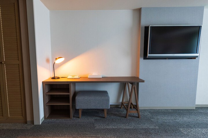 Room 11 of 32