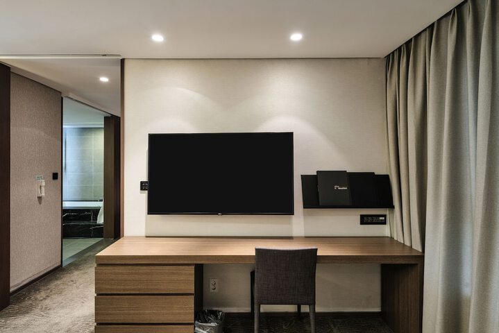 Room 13 of 63