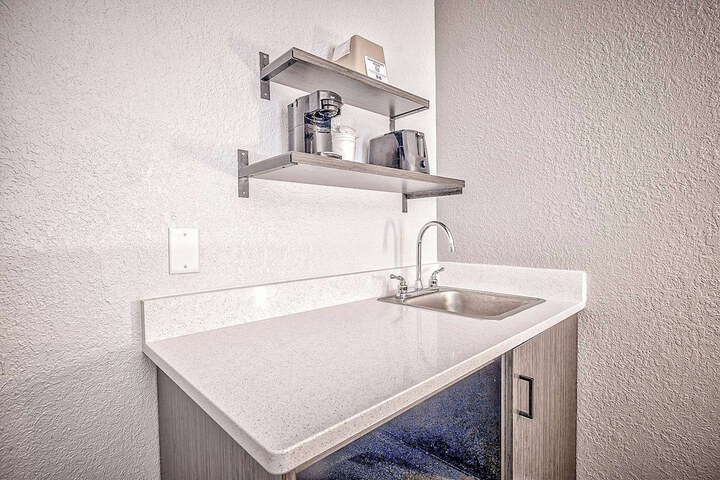 1 Queen Bed Kitchen (13 of 18)