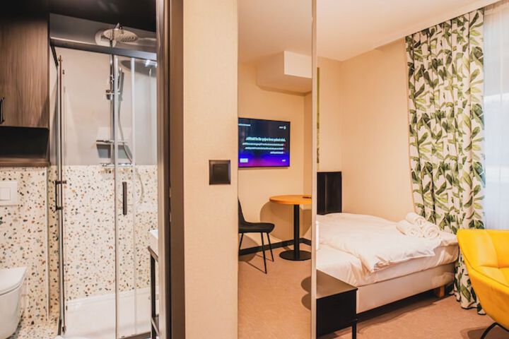 Room 6 of 21
