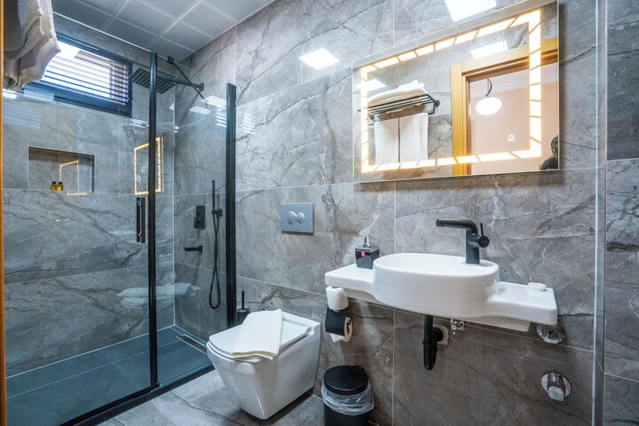 Room 10 of 28