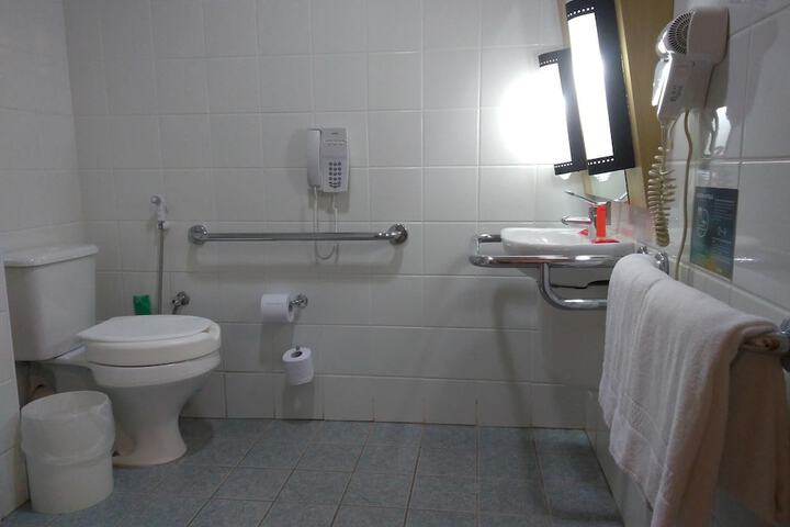 Room 27 of 69