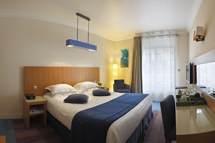 Room 4 of 33