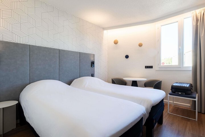 Room 25 of 102