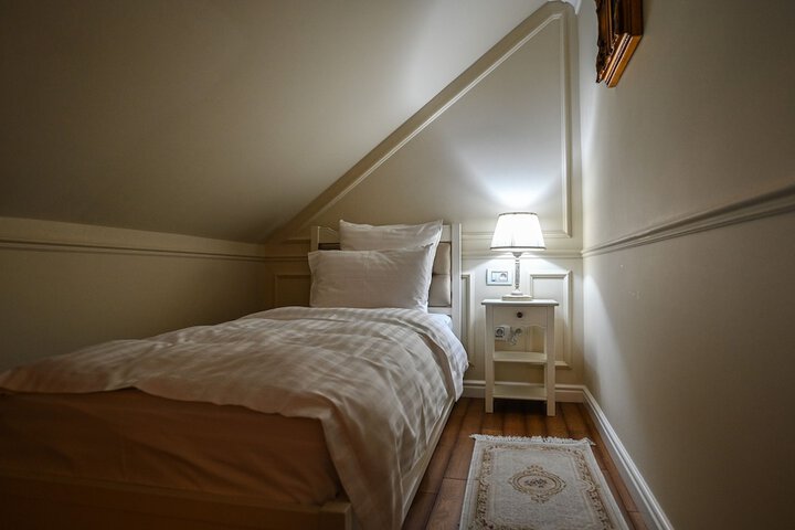 Room 11 of 27