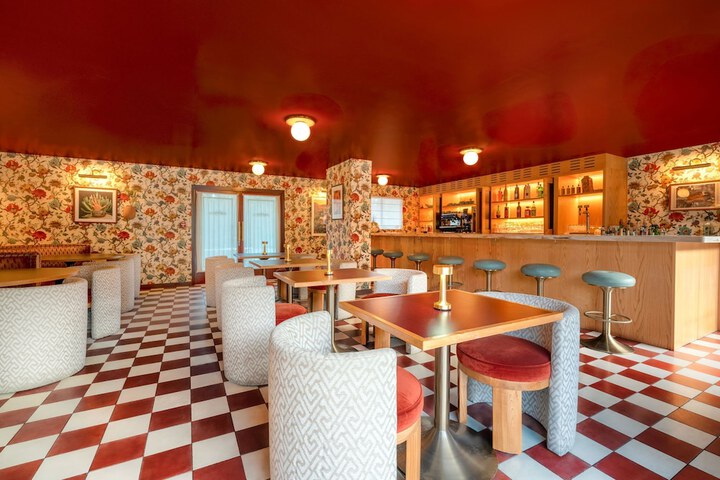 Lounge 58 of 78