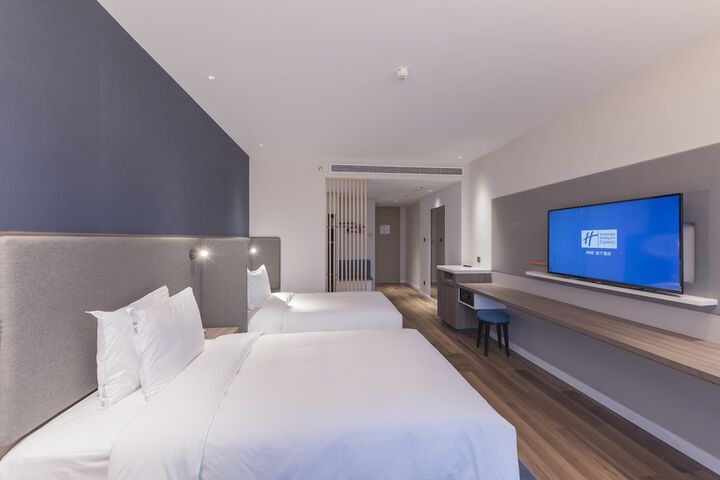 Room 13 of 33