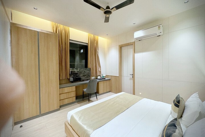 Room 4 of 16