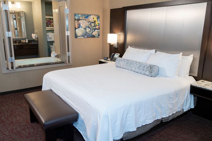 Deluxe King Bed (21 of 31)
