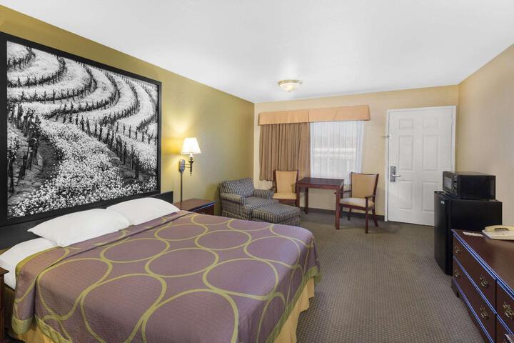 1 Queen Bed (11 of 26)