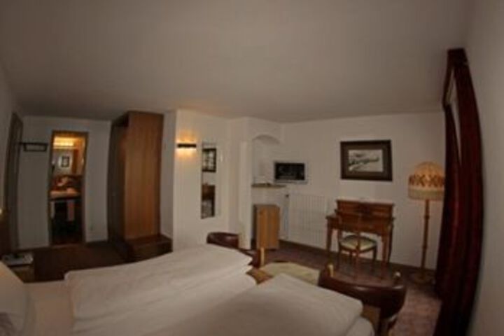 Room 71 of 106
