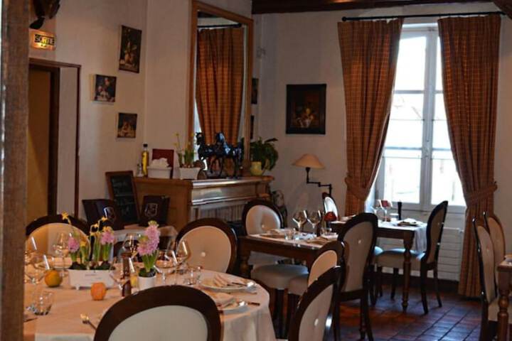 Dining 32 of 49