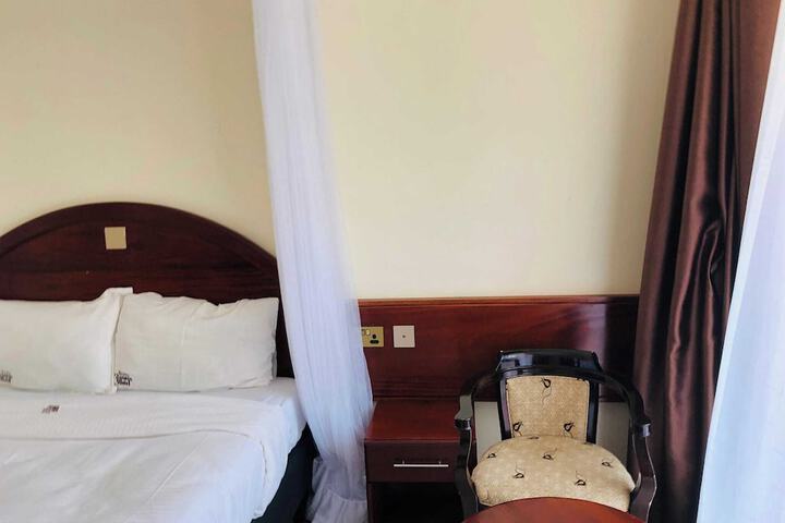 Room 12 of 114