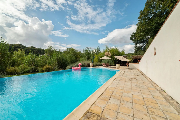 Pool 10 of 17
