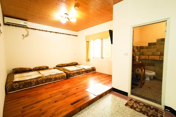 Room 6 of 9
