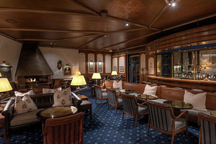 Lounge 104 of 143