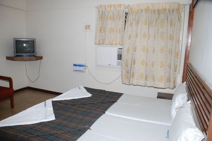 Room 10 of 32