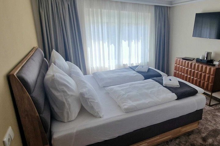 Room 3 of 27