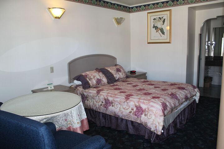 Basic Queen Bed (8 of 10)