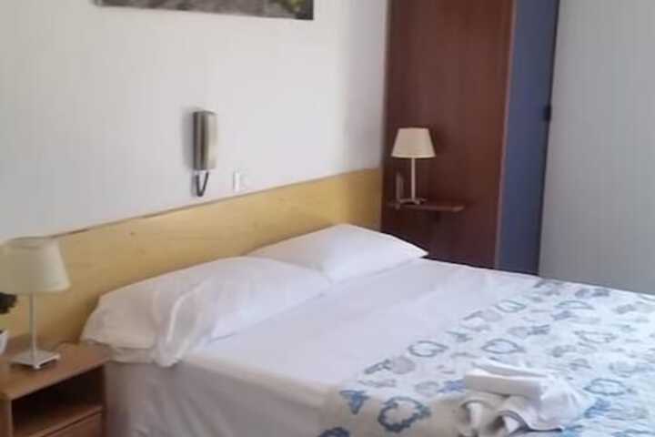 Room 6 of 14