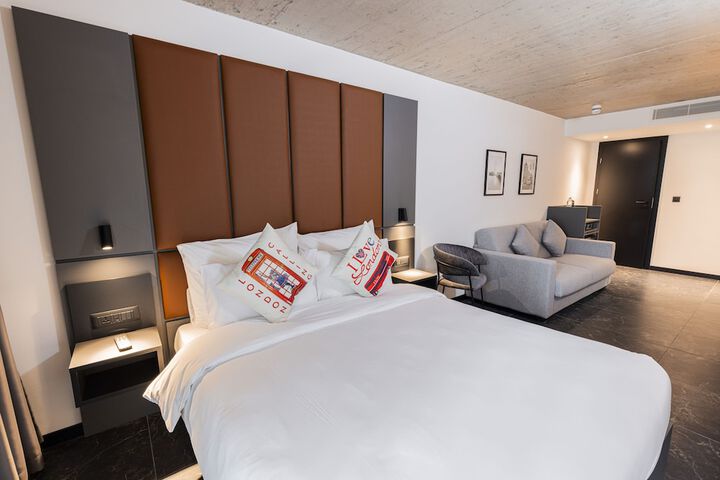 Room 32 of 82