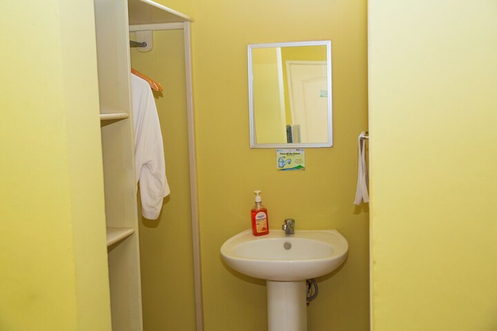 Room 33 of 46