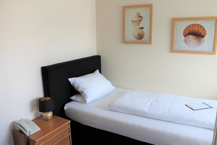 Room 12 of 37