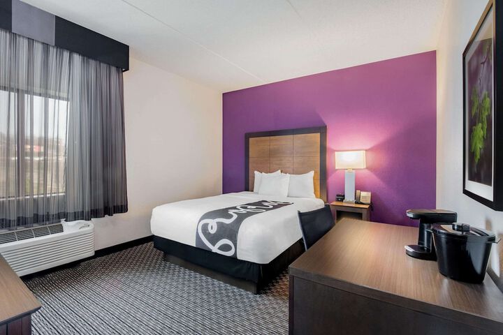 1 Queen Bed (15 of 24)
