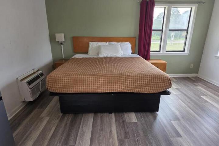 Photo of white columns motel