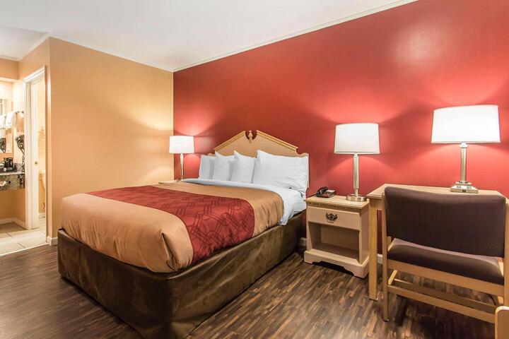 1 Queen Bed (3 of 6)