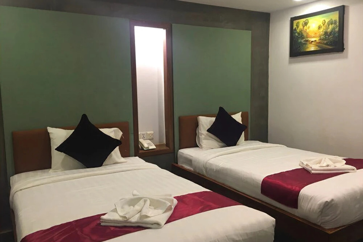 Room 6 of 10